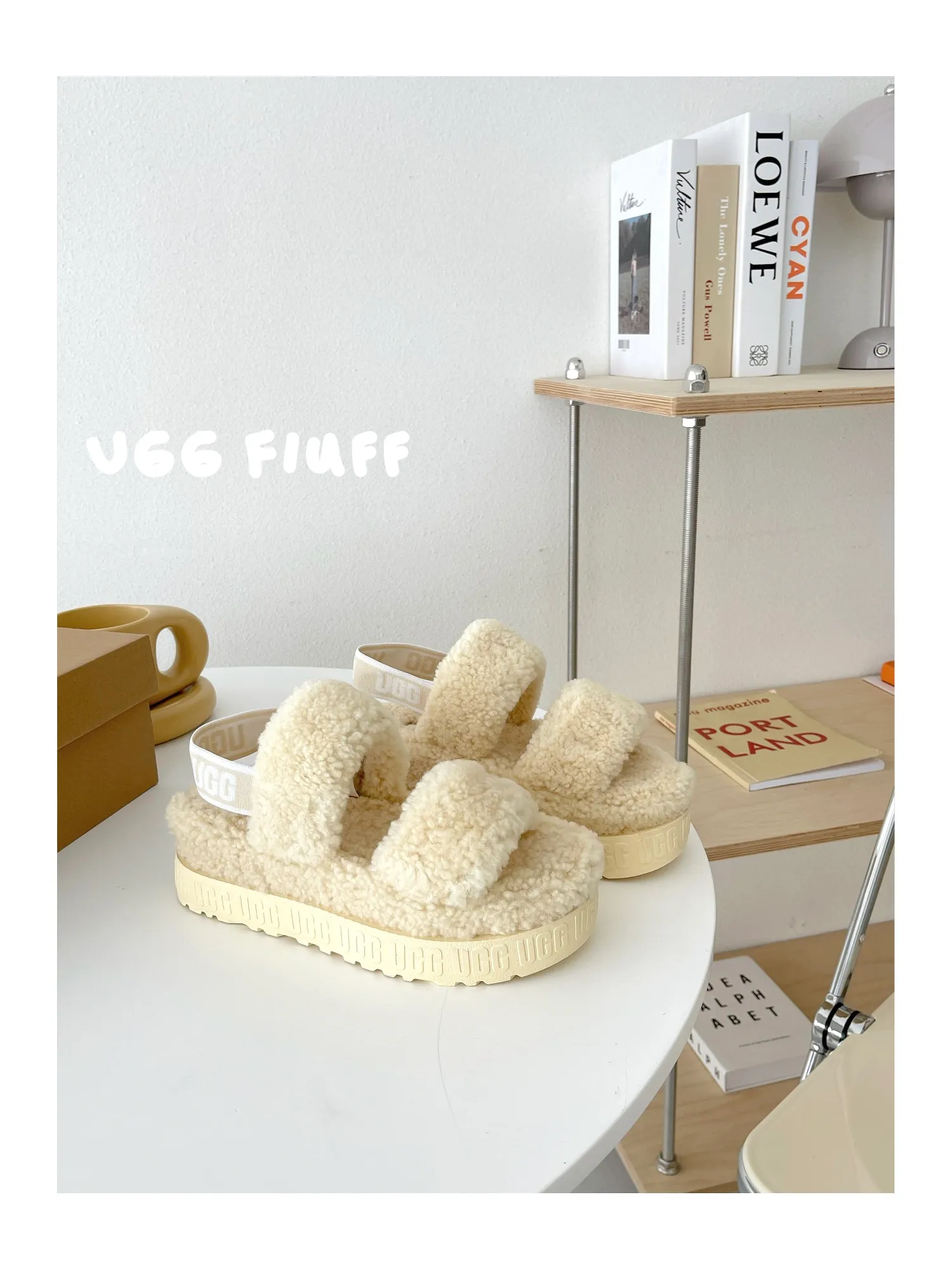 💰440 UGG sheepskin all-in-one snow boots 0876 new autumn and winter style Zhou Dongyu's same style furry slippers Product name: Ovlafita, Longfeng Teddy fur muffin bottom slippers, new at the counter simultaneously It is an upgraded version of the classic oh yeah sandals, the corrugated sheepskin material is used to make it more fashionable and cool, the heel strap is the highlight of the entire design, the muffin bottom visually increases, good news for small sisters, large quantities in stock Code number: 35-41 Color: white, gray, black, pink, army green, maroon